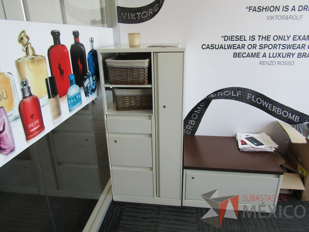 Lote 109 - Oficina Operativa con Escritorio, Mesa de Apoyo Triangular con Ruedas y Gabinete - Imagen 22