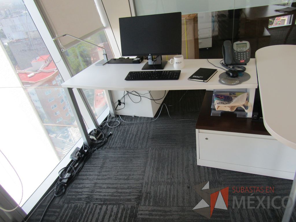 Lote 109 - Oficina Operativa con Escritorio, Mesa de Apoyo Triangular con Ruedas y Gabinete - Imagen 24