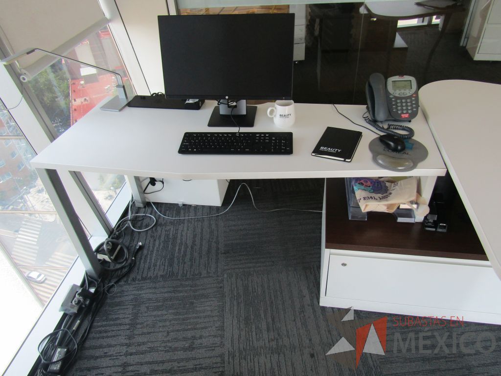 Lote 109 - Oficina Operativa con Escritorio, Mesa de Apoyo Triangular con Ruedas y Gabinete - Imagen 27