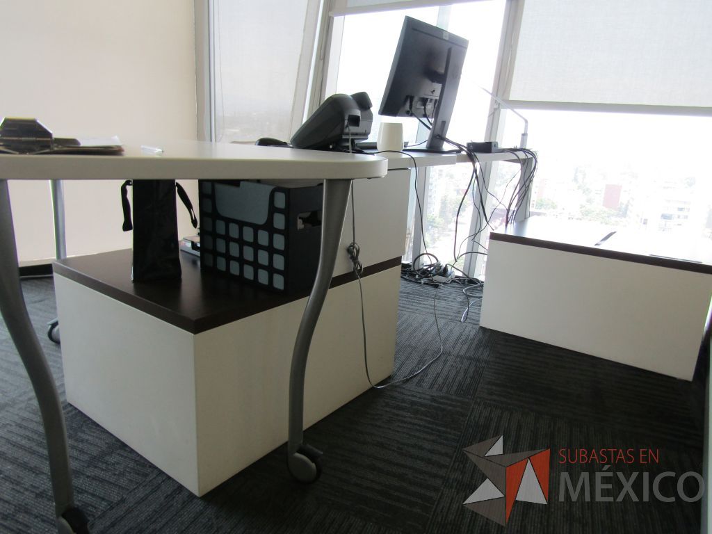 Lote 278 - Oficina Operativa con Escritorio, Mesa de Apoyo Triangular con Ruedas y Gabinete - Imagen 26
