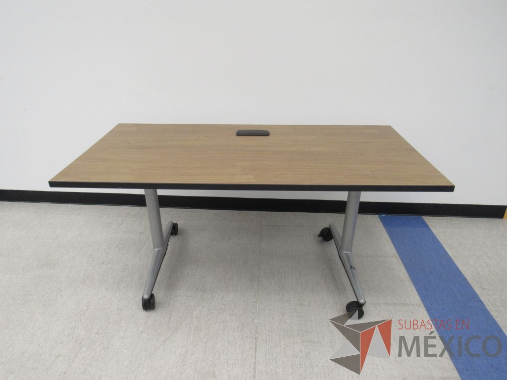 Lote 214 - 2 Mesa de trabajo con base metálica, ruedas y cubierta color café.