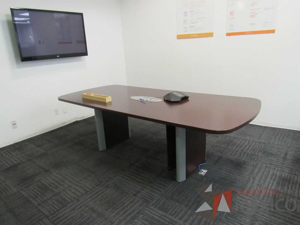 Lote 079 - Mesa de sala de juntas para 6 personas con accesorios para conexión y cubierta color café - Imagen 2