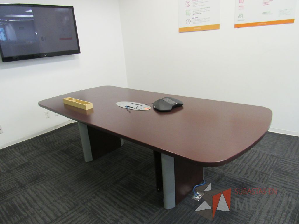 Lote 079 - Mesa de sala de juntas para 6 personas con accesorios para conexión y cubierta color café - Imagen 5