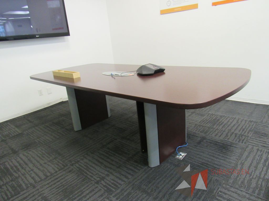 Lote 079 - Mesa de sala de juntas para 6 personas con accesorios para conexión y cubierta color café - Imagen 6