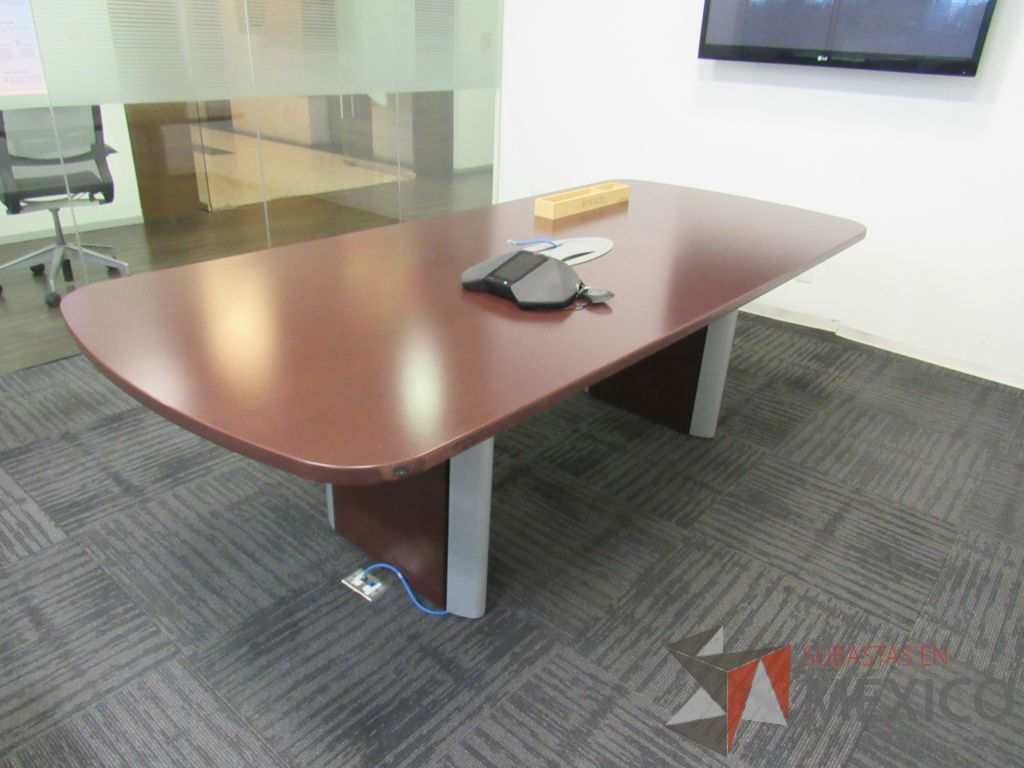 Lote 079 - Mesa de sala de juntas para 6 personas con accesorios para conexión y cubierta color café - Imagen 7