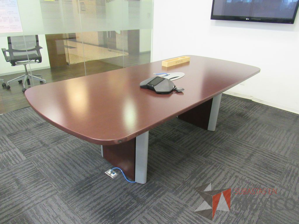 Lote 079 - Mesa de sala de juntas para 6 personas con accesorios para conexión y cubierta color café - Imagen 8