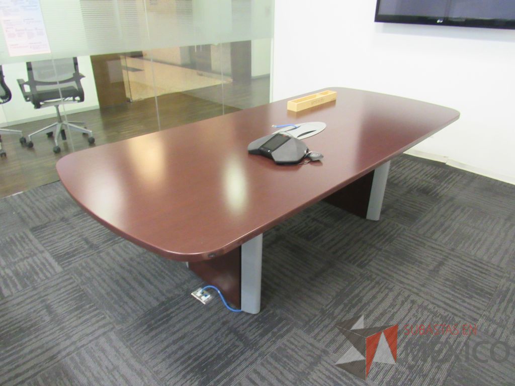 Lote 079 - Mesa de sala de juntas para 6 personas con accesorios para conexión y cubierta color café - Imagen 9