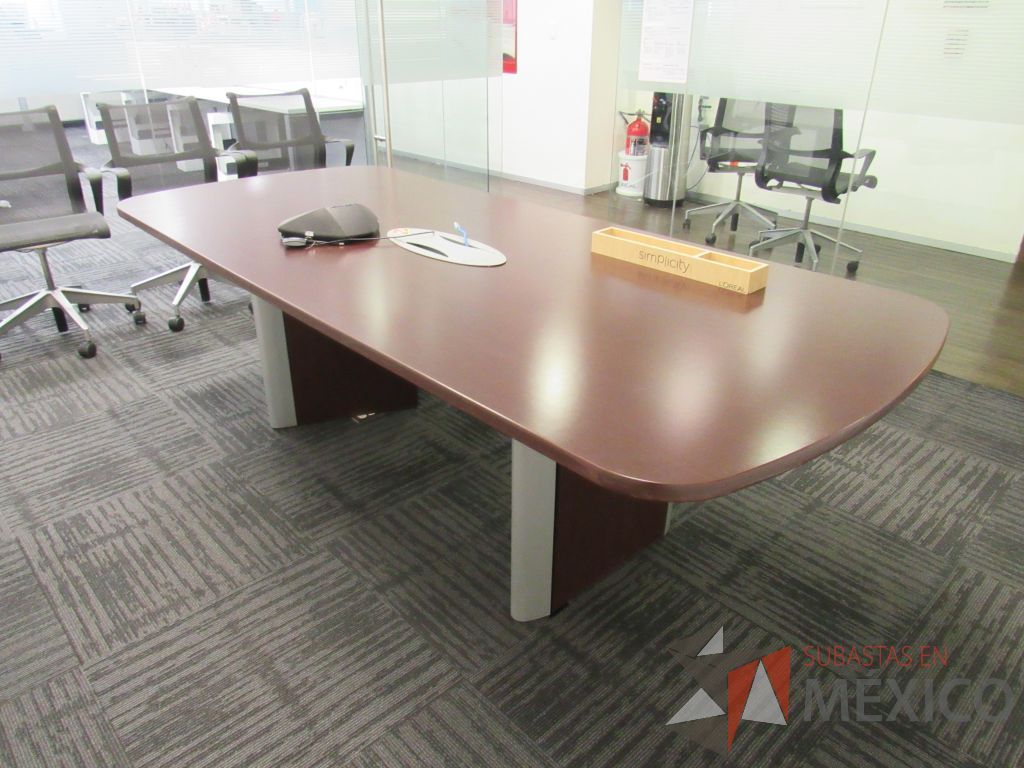 Lote 079 - Mesa de sala de juntas para 6 personas con accesorios para conexión y cubierta color café - Imagen 11