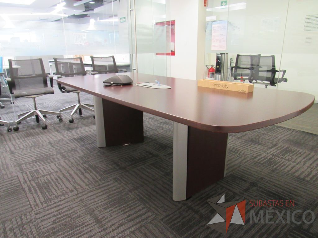 Lote 079 - Mesa de sala de juntas para 6 personas con accesorios para conexión y cubierta color café - Imagen 13