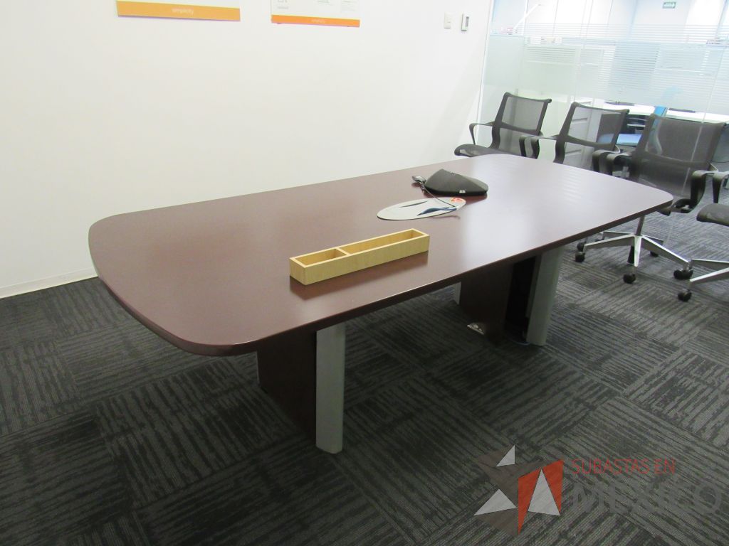 Lote 079 - Mesa de sala de juntas para 6 personas con accesorios para conexión y cubierta color café - Imagen 15