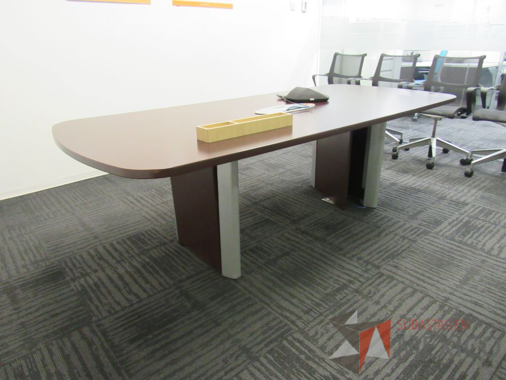 Lote 079 - Mesa de sala de juntas para 6 personas con accesorios para conexión y cubierta color café - Imagen 16