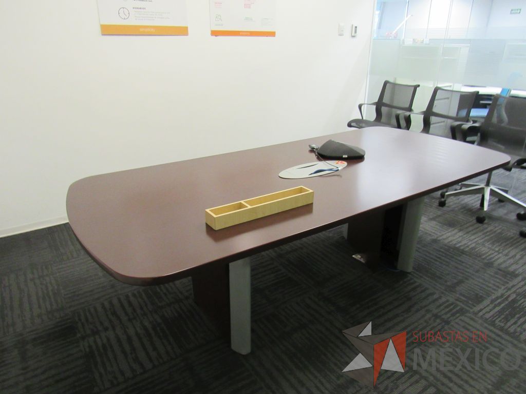 Lote 079 - Mesa de sala de juntas para 6 personas con accesorios para conexión y cubierta color café - Imagen 17