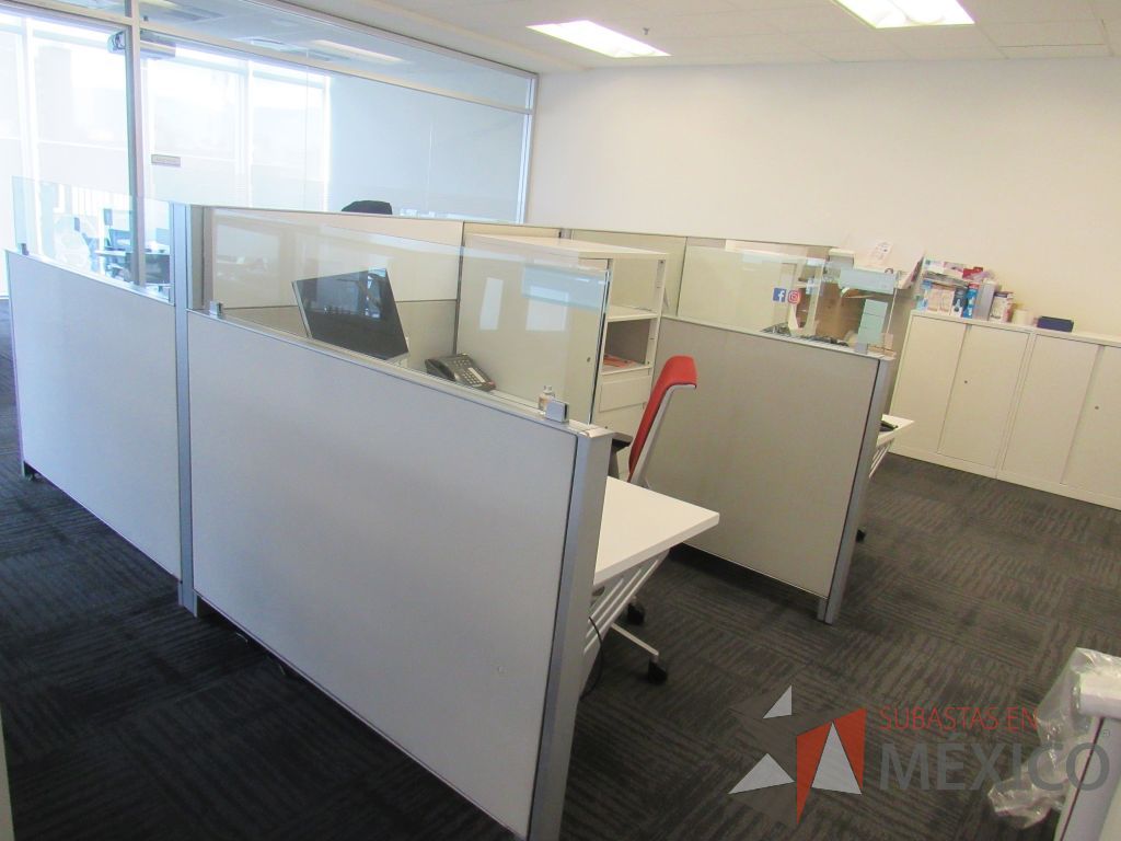Lote 216 - Estación de trabajo para 5 personas con 5 gabinetes altos metálicos color blanco. - Imagen 2
