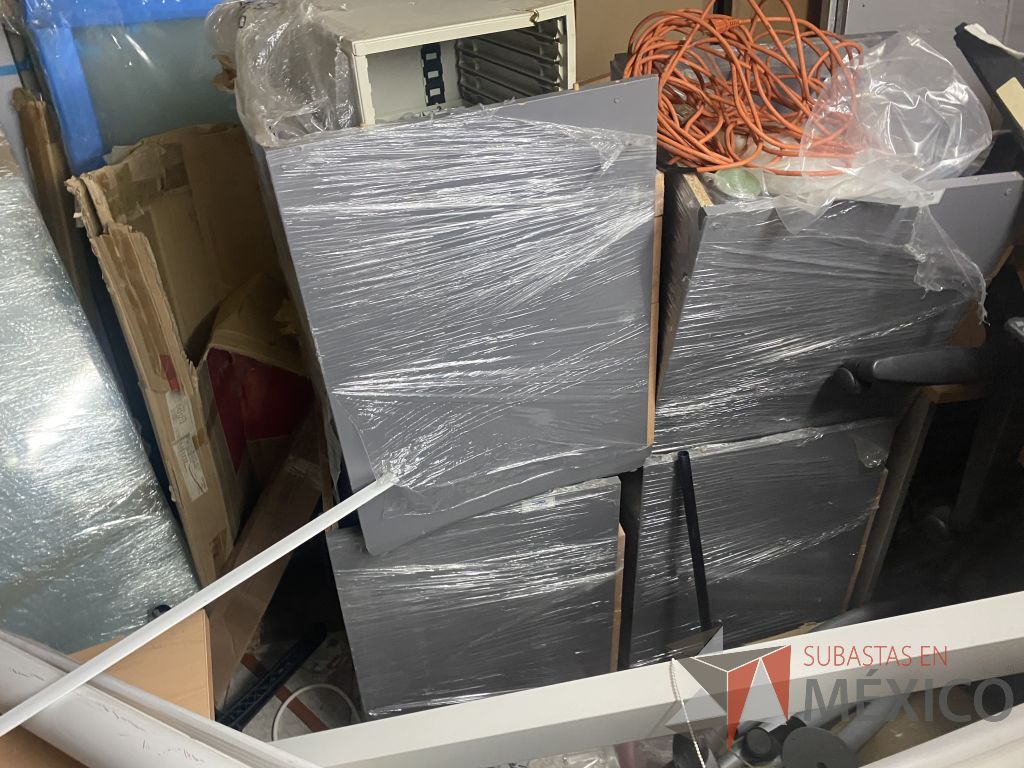 Lote 032 - 350 piezas para estaciones de trabajo, 2 mamparas altas con 4 gavetas y silla tipo piel - Imagen 17