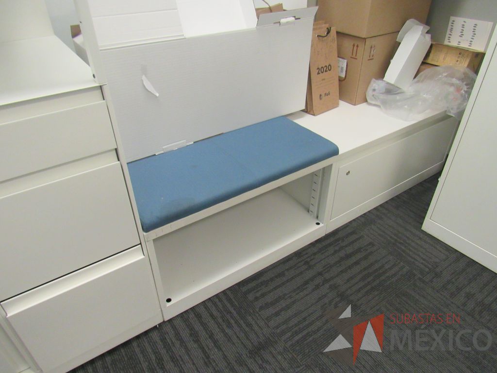 Lote 216 - Estación de trabajo para 5 personas con 5 gabinetes altos metálicos color blanco. - Imagen 5