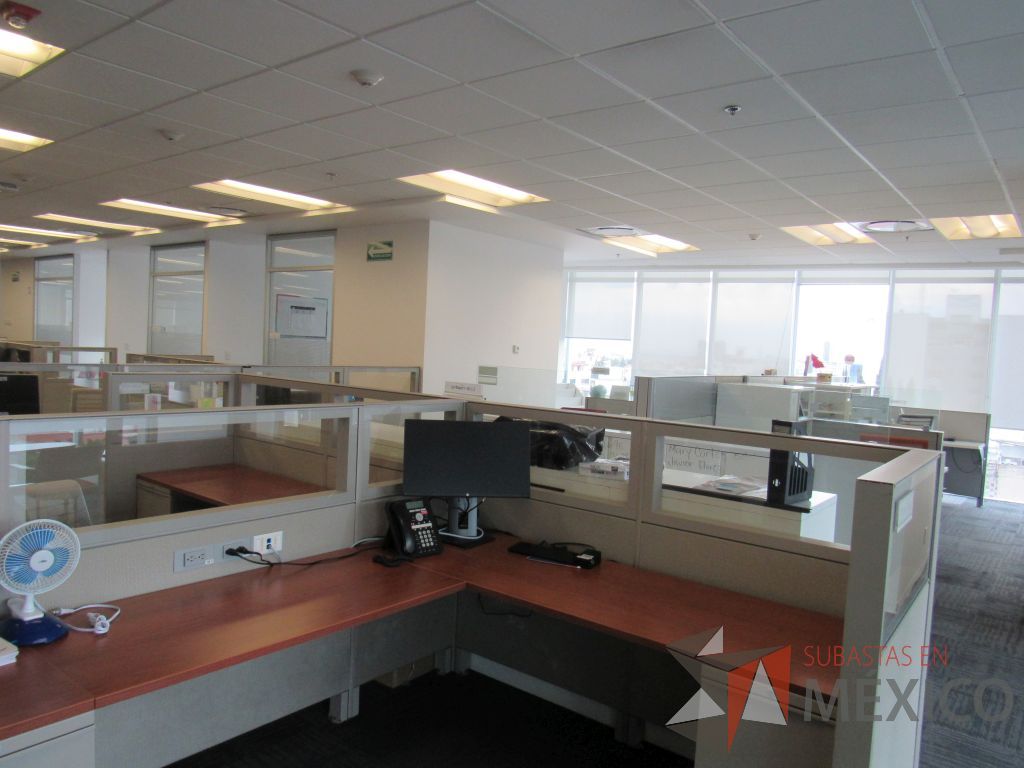 Lote 081 - Estación de trabajo para 8 personas de mampara baja con 8 archiveros de pedestal de 2 cajones - Imagen 2