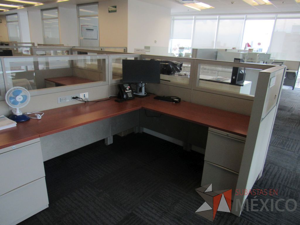 Lote 081 - Estación de trabajo para 8 personas de mampara baja con 8 archiveros de pedestal de 2 cajones - Imagen 3