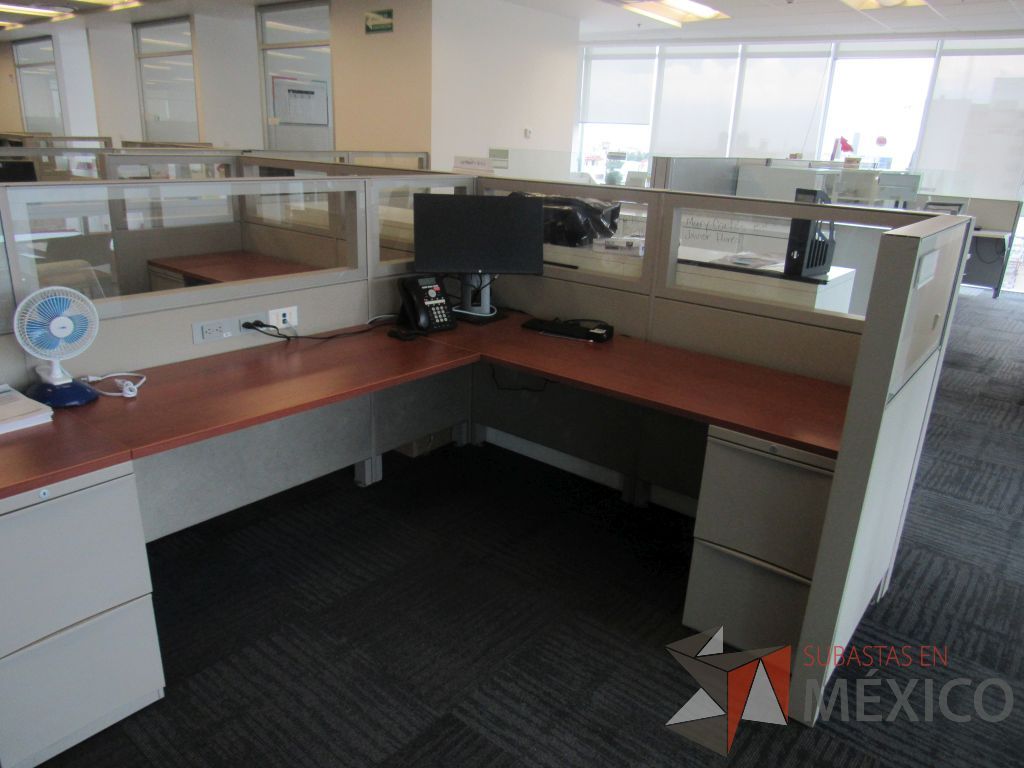 Lote 081 - Estación de trabajo para 8 personas de mampara baja con 8 archiveros de pedestal de 2 cajones - Imagen 4