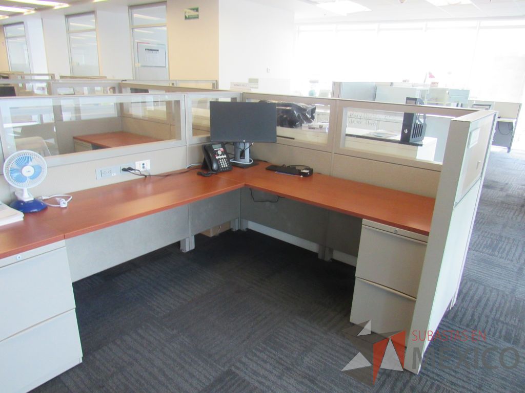 Lote 081 - Estación de trabajo para 8 personas de mampara baja con 8 archiveros de pedestal de 2 cajones - Imagen 5
