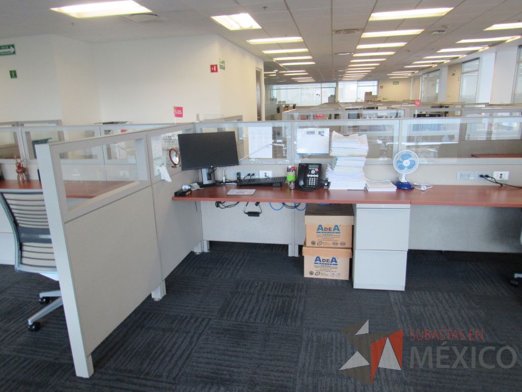 Lote 081 - Estación de trabajo para 8 personas de mampara baja con 8 archiveros de pedestal de 2 cajones - Imagen 8
