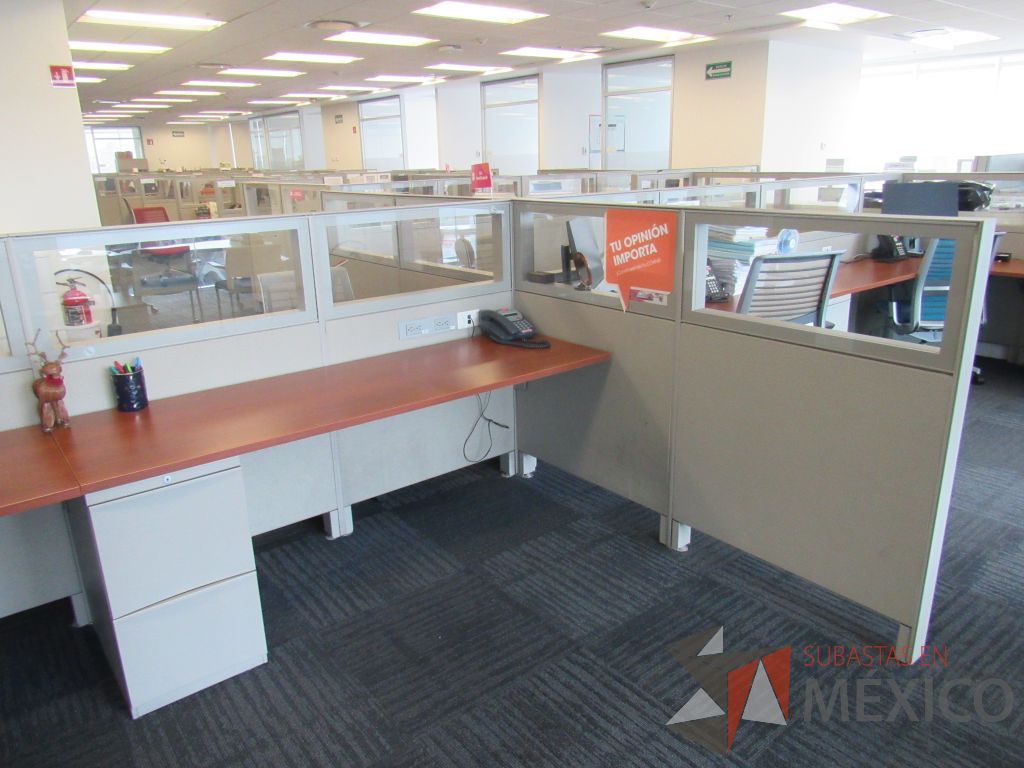 Lote 081 - Estación de trabajo para 8 personas de mampara baja con 8 archiveros de pedestal de 2 cajones - Imagen 10