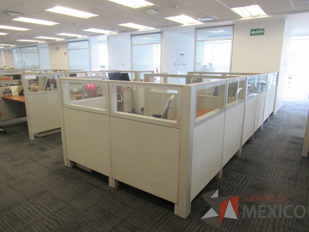 Lote 287 - Estación de trabajo para 3 personas con 3 archiveros de pedestal de 2 cajones