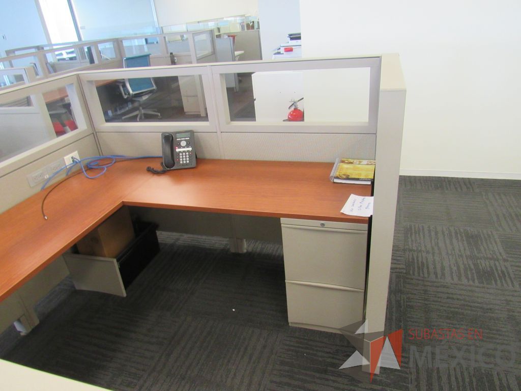 Lote 287 - Estación de trabajo para 3 personas con 3 archiveros de pedestal de 2 cajones - Imagen 11