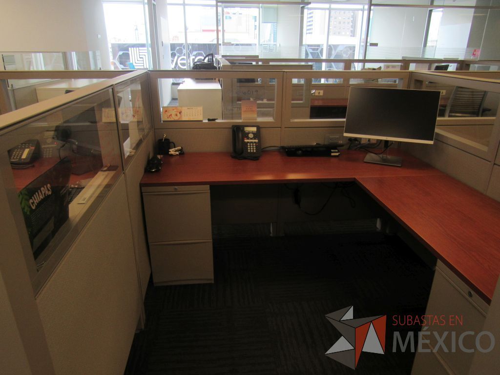 Lote 287 - Estación de trabajo para 3 personas con 3 archiveros de pedestal de 2 cajones - Imagen 13