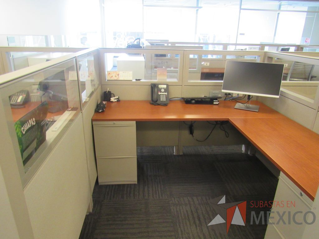 Lote 287 - Estación de trabajo para 3 personas con 3 archiveros de pedestal de 2 cajones - Imagen 14