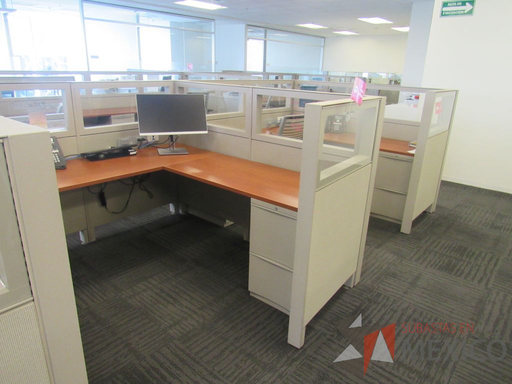 Lote 287 - Estación de trabajo para 3 personas con 3 archiveros de pedestal de 2 cajones - Imagen 15