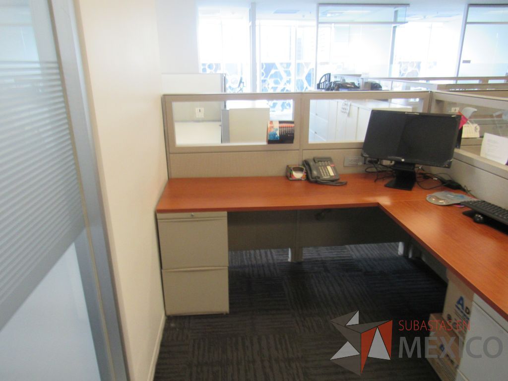 Lote 287 - Estación de trabajo para 3 personas con 3 archiveros de pedestal de 2 cajones - Imagen 16