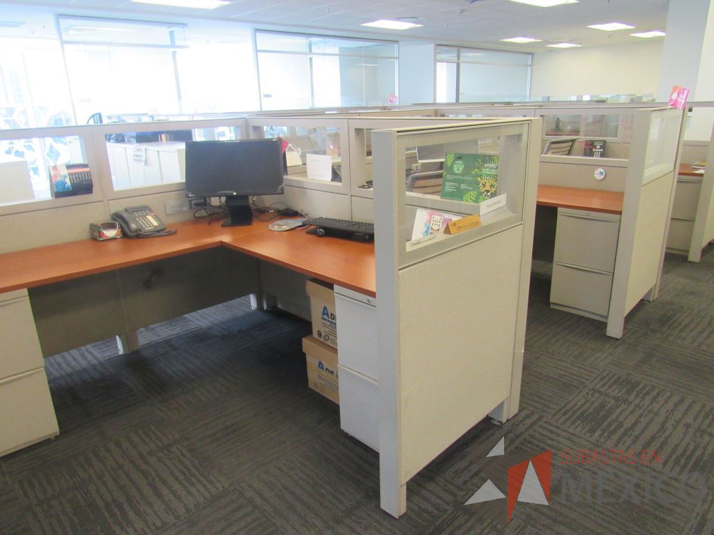 Lote 287 - Estación de trabajo para 3 personas con 3 archiveros de pedestal de 2 cajones - Imagen 17