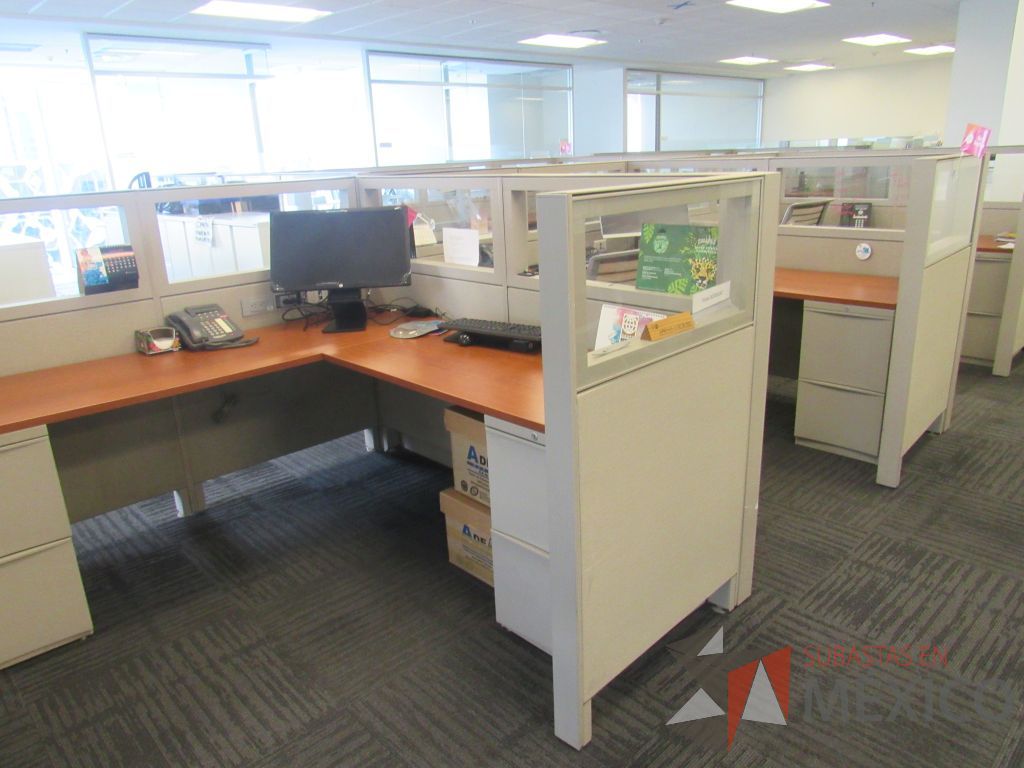 Lote 287 - Estación de trabajo para 3 personas con 3 archiveros de pedestal de 2 cajones - Imagen 18