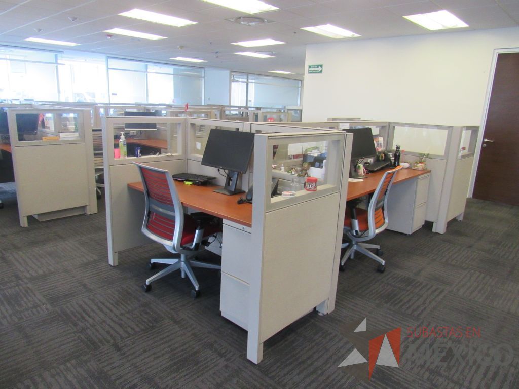 Lote 107 - Estación de trabajo para 6 personas con 6 archiveros de pedestal de 2 cajones - Imagen 5