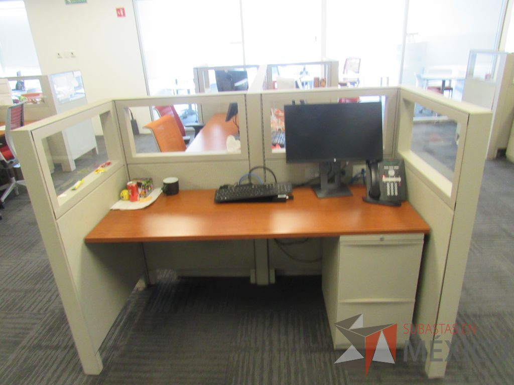 Lote 289 - Estación de trabajo para 6 personas con 6 archiveros de pedestal de 2 cajones - Imagen 9
