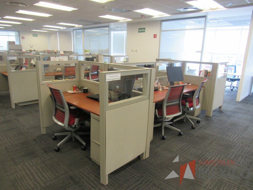 Lote 289 - Estación de trabajo para 6 personas con 6 archiveros de pedestal de 2 cajones - Imagen 11