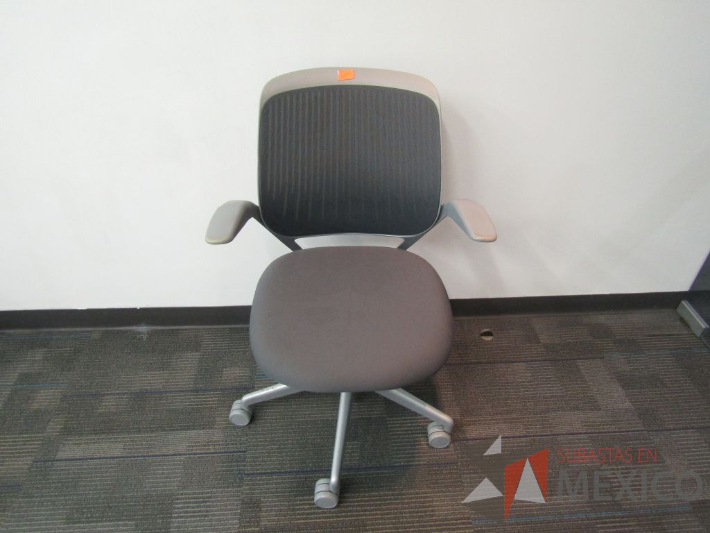 Lote 113 - Silla operativa con ruedas, asiento en tela color gris y respaldo en malla. - Imagen 2