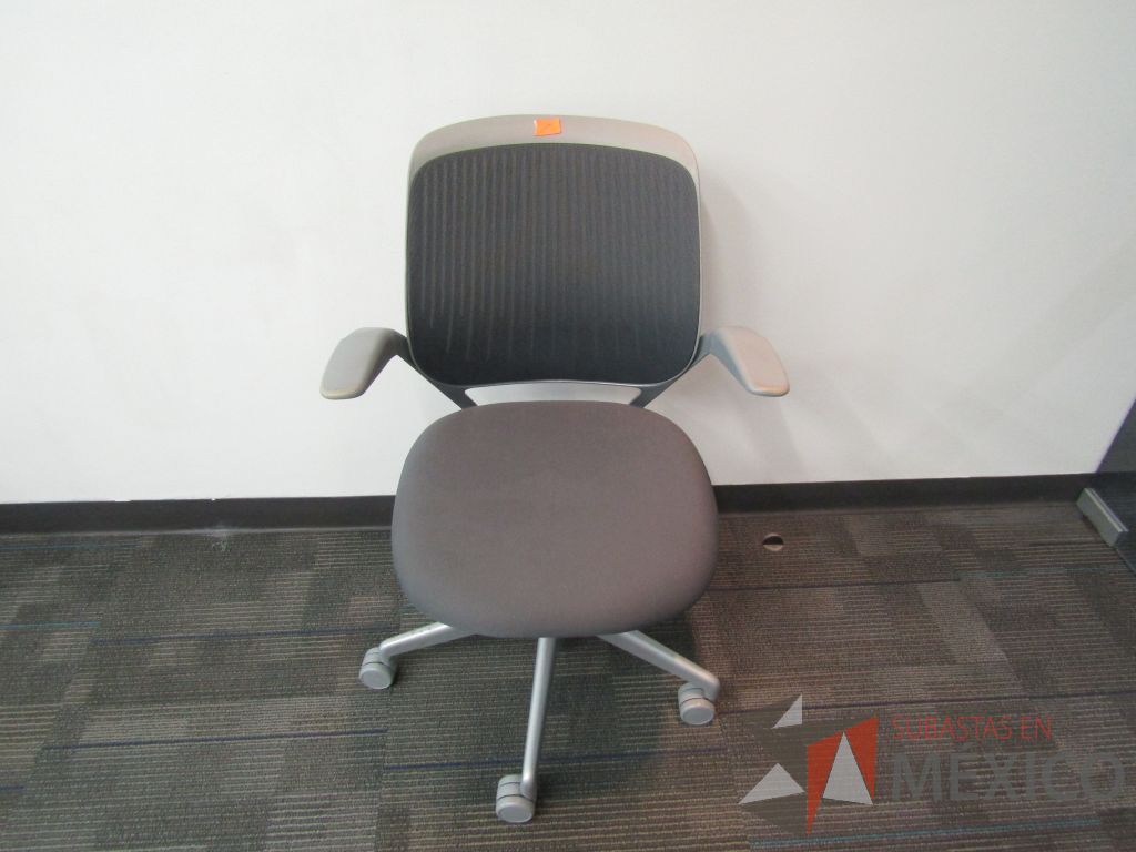 Lote 113 - Silla operativa con ruedas, asiento en tela color gris y respaldo en malla.