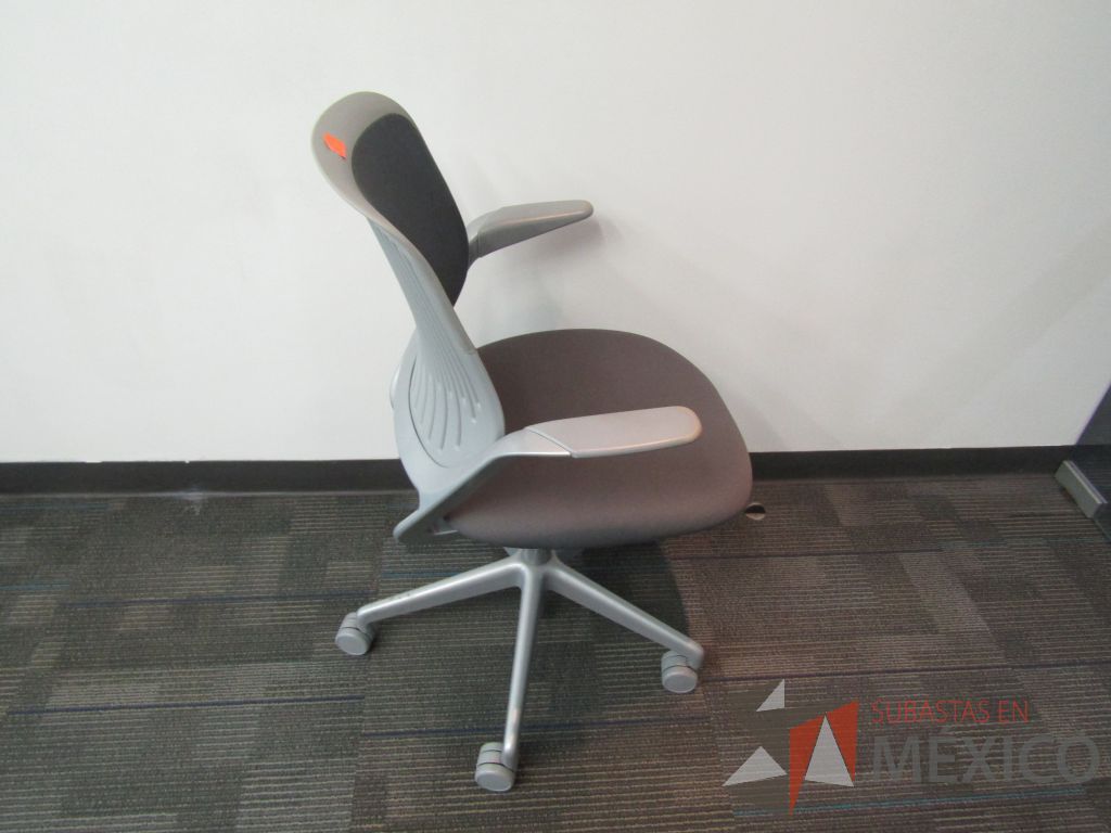 Lote 113 - Silla operativa con ruedas, asiento en tela color gris y respaldo en malla. - Imagen 3