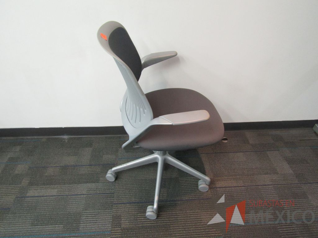Lote 113 - Silla operativa con ruedas, asiento en tela color gris y respaldo en malla. - Imagen 4