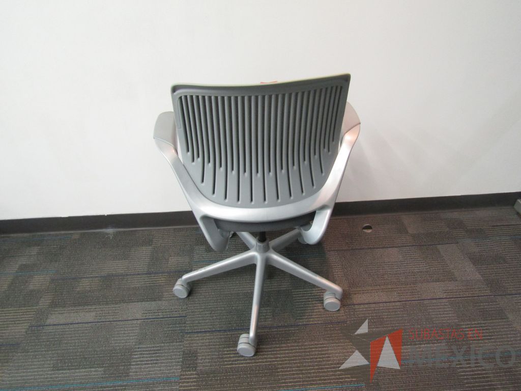 Lote 113 - Silla operativa con ruedas, asiento en tela color gris y respaldo en malla. - Imagen 5