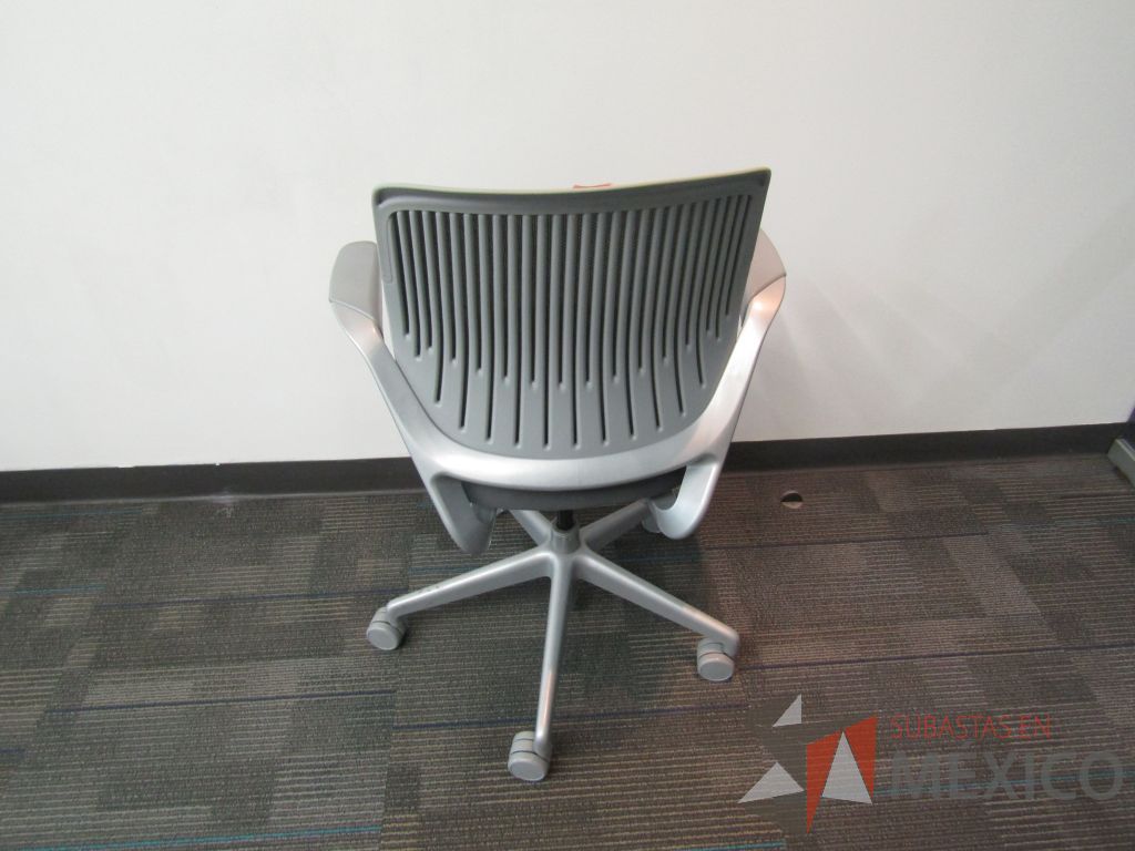 Lote 113 - Silla operativa con ruedas, asiento en tela color gris y respaldo en malla. - Imagen 6