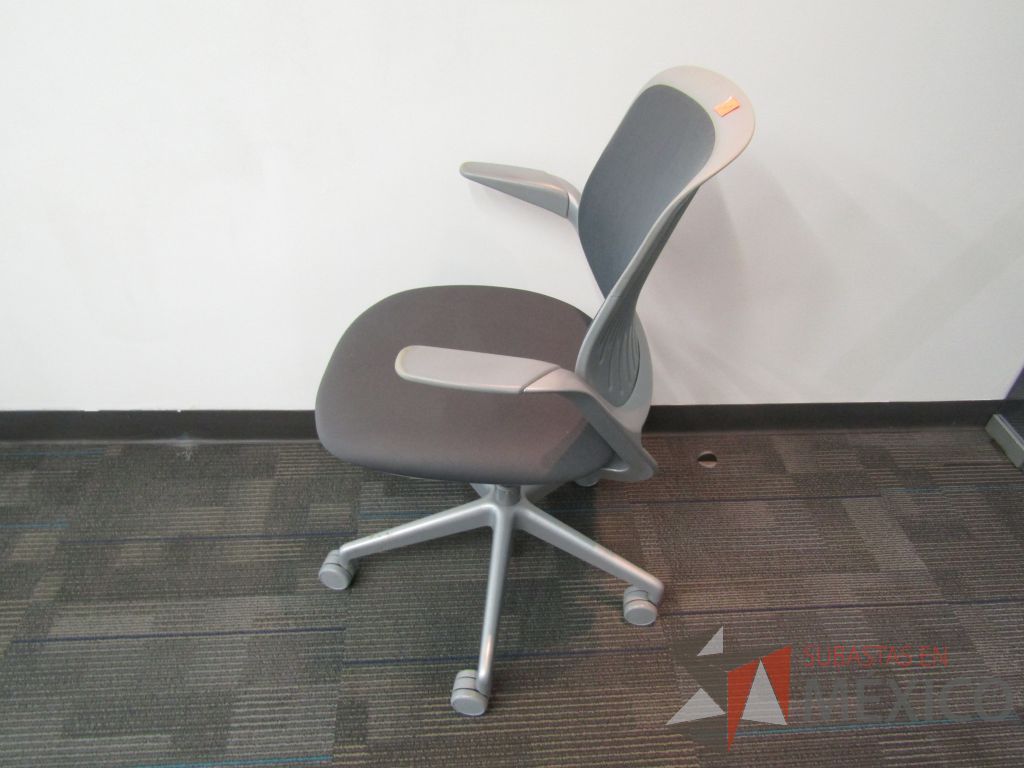 Lote 113 - Silla operativa con ruedas, asiento en tela color gris y respaldo en malla. - Imagen 7