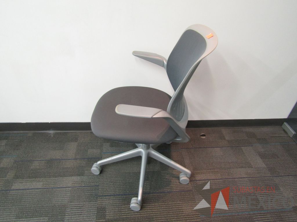 Lote 113 - Silla operativa con ruedas, asiento en tela color gris y respaldo en malla. - Imagen 8