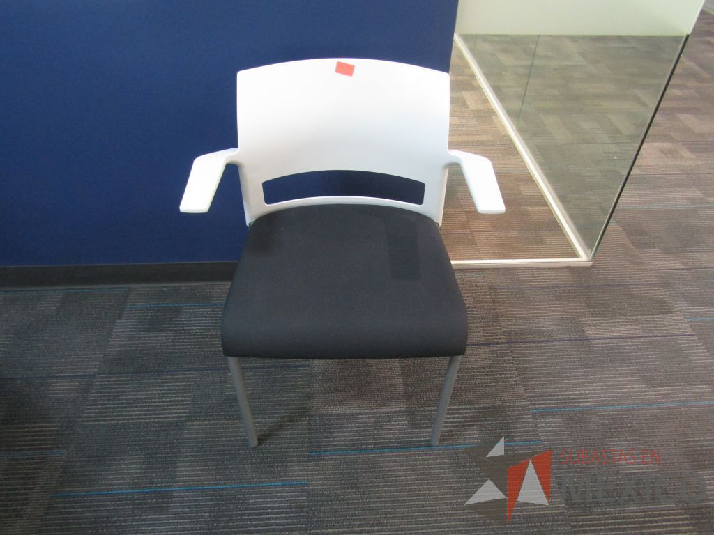 Lote 119 - 5 Sillas de visita con descansabrazos fijo, asiento en tela color gris y respaldo liso color blanco.