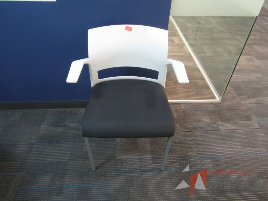 Lote 119 - 5 Sillas de visita con descansabrazos fijo, asiento en tela color gris y respaldo liso color blanco. - Imagen 2