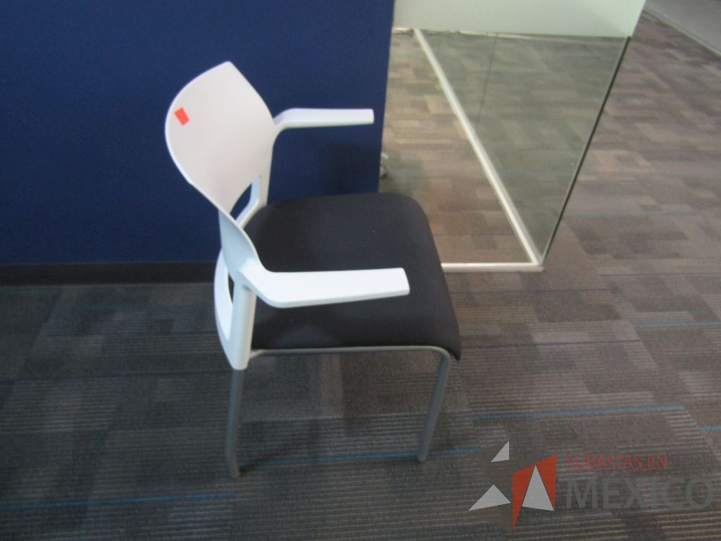 Lote 119 - 5 Sillas de visita con descansabrazos fijo, asiento en tela color gris y respaldo liso color blanco. - Imagen 3