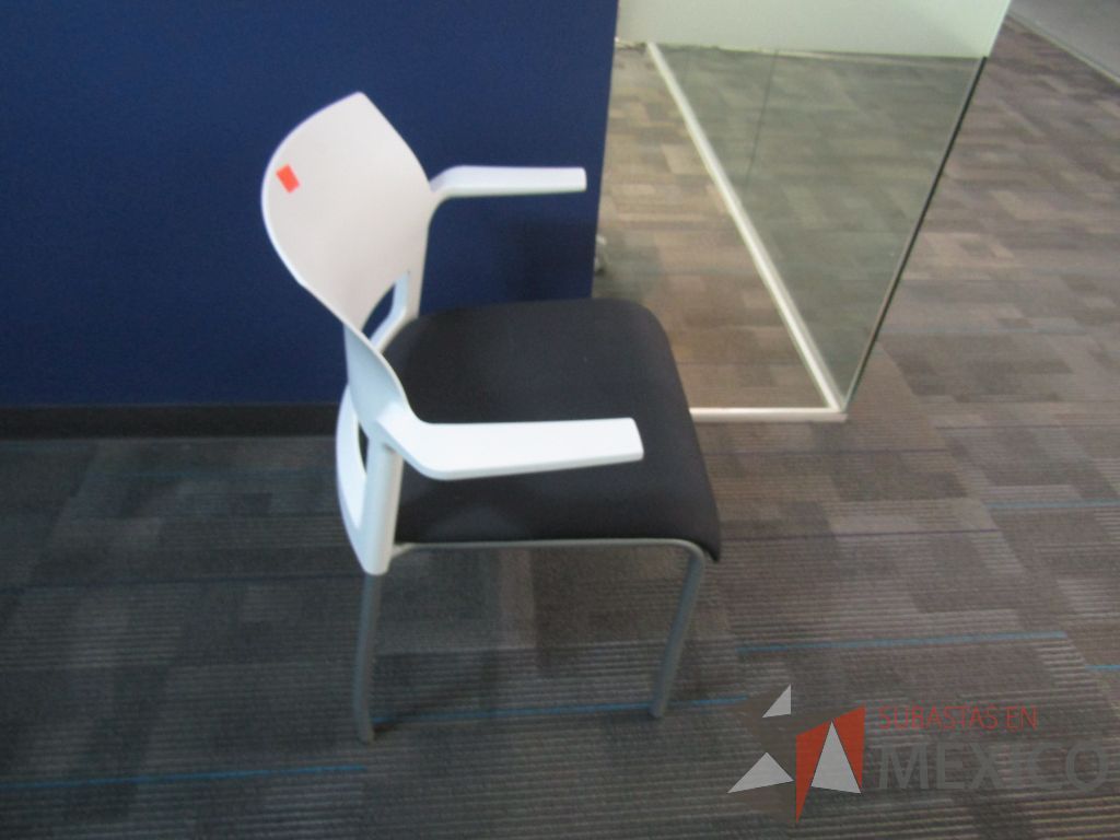 Lote 119 - 5 Sillas de visita con descansabrazos fijo, asiento en tela color gris y respaldo liso color blanco. - Imagen 4