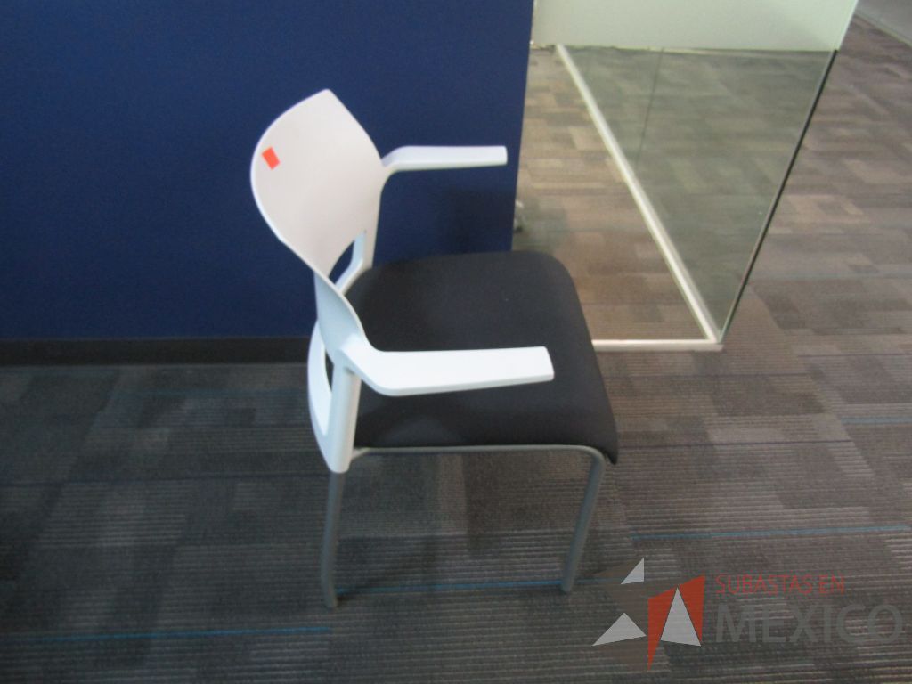 Lote 119 - 5 Sillas de visita con descansabrazos fijo, asiento en tela color gris y respaldo liso color blanco. - Imagen 5