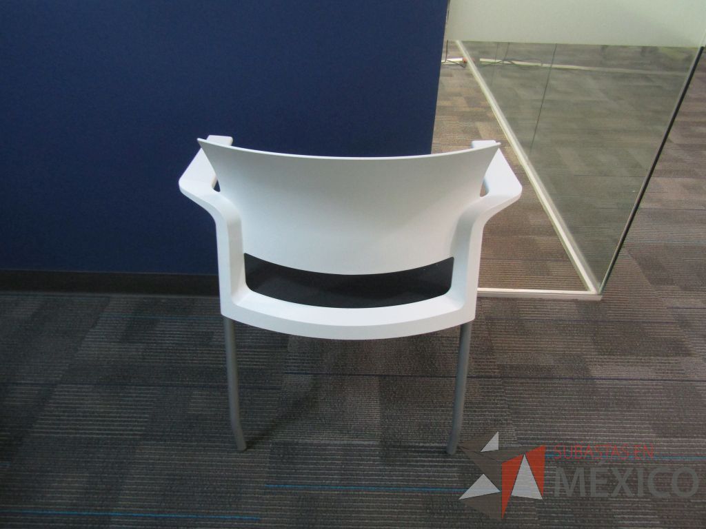 Lote 119 - 5 Sillas de visita con descansabrazos fijo, asiento en tela color gris y respaldo liso color blanco. - Imagen 6